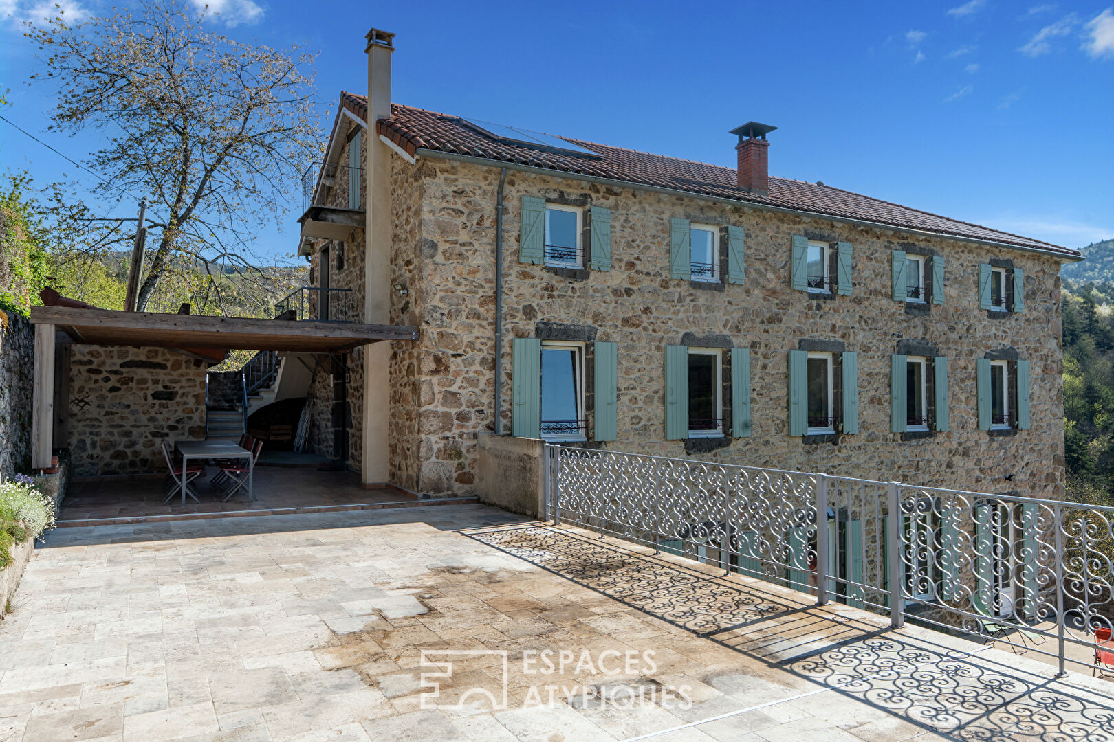 En Ardèche, école réhabilitée en maison de famille avec vue panoramique.