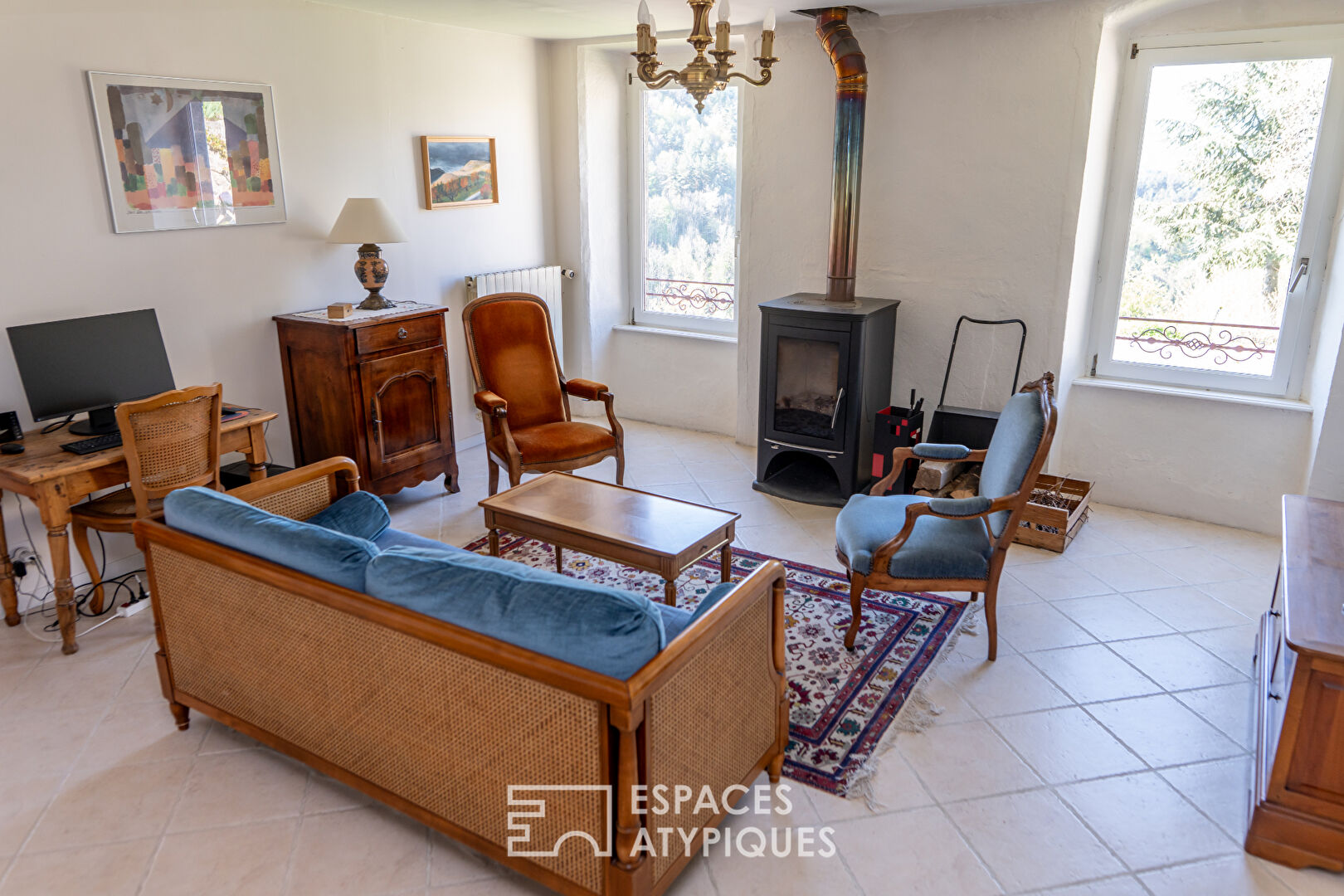 En Ardèche, école réhabilitée en maison de famille avec vue panoramique.