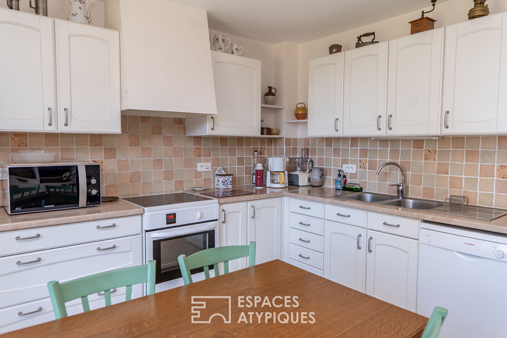 En Ardèche, école réhabilitée en maison de famille avec vue panoramique.