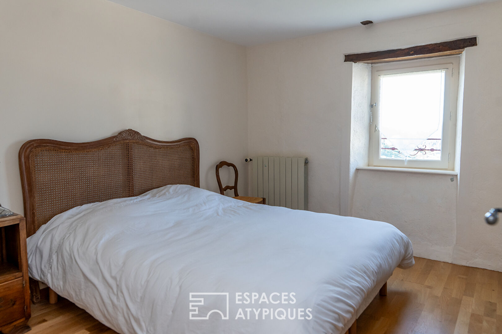 En Ardèche, école réhabilitée en maison de famille avec vue panoramique.