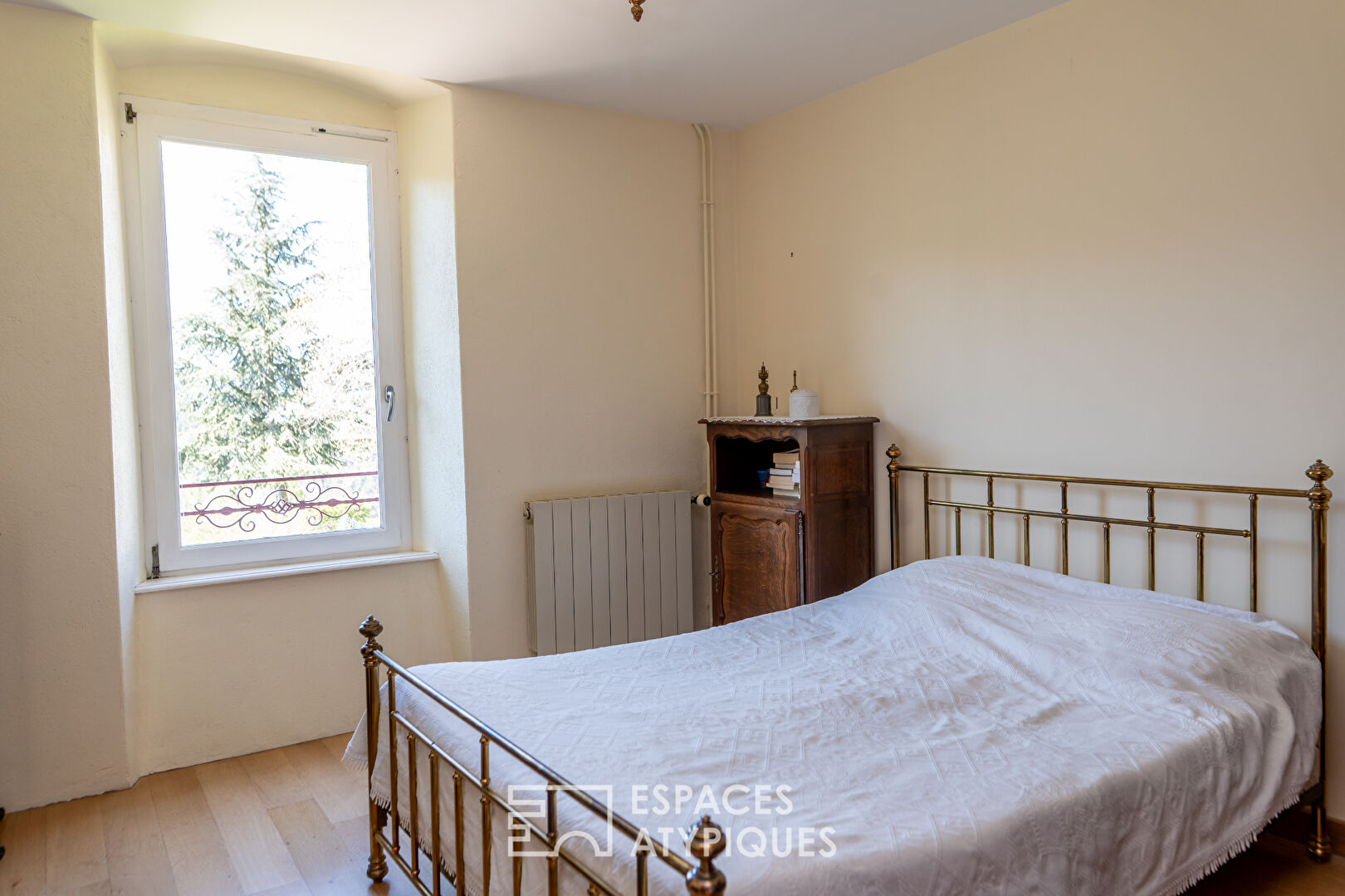 En Ardèche, école réhabilitée en maison de famille avec vue panoramique.