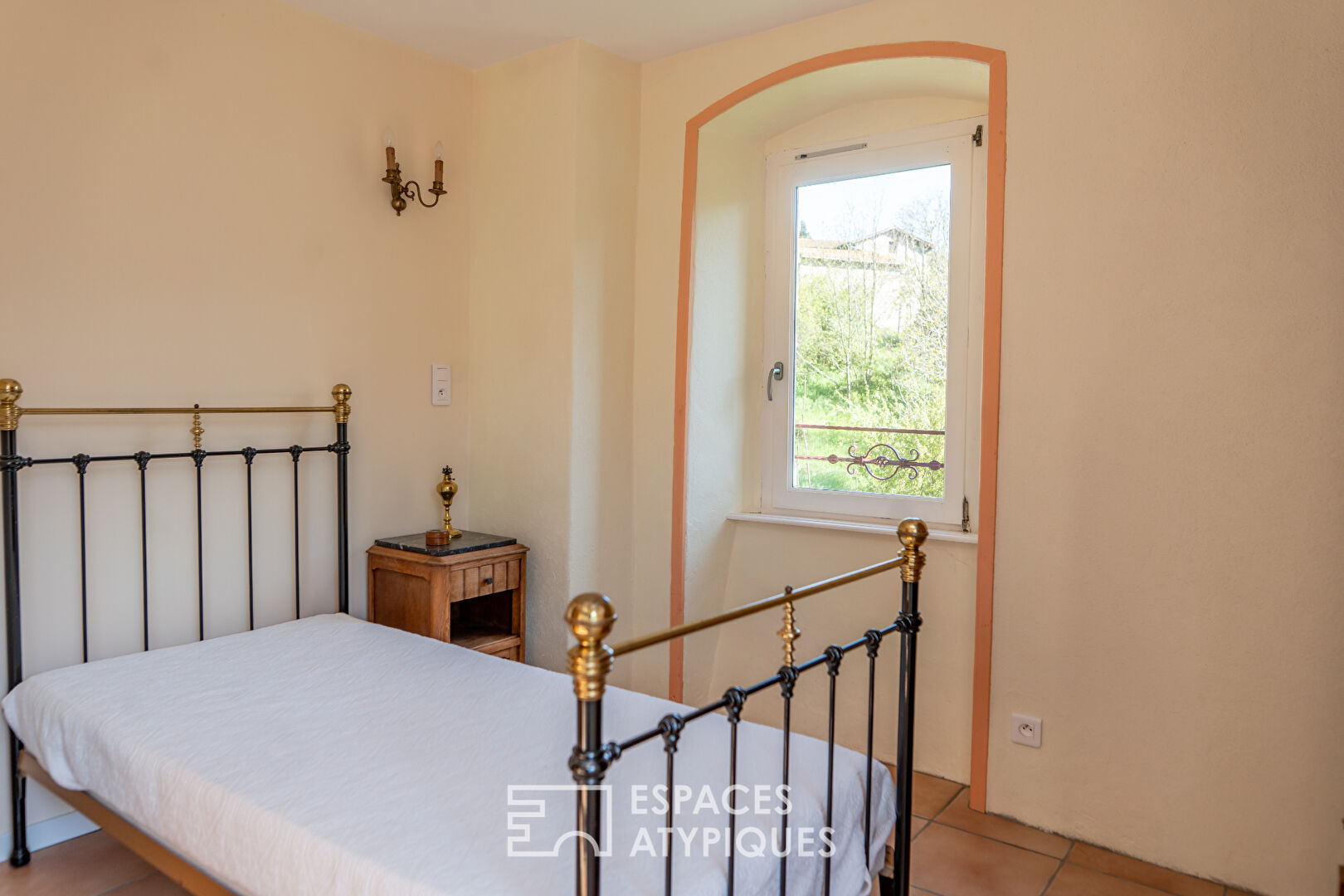 En Ardèche, école réhabilitée en maison de famille avec vue panoramique.