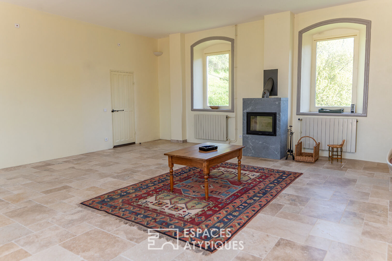 En Ardèche, école réhabilitée en maison de famille avec vue panoramique.