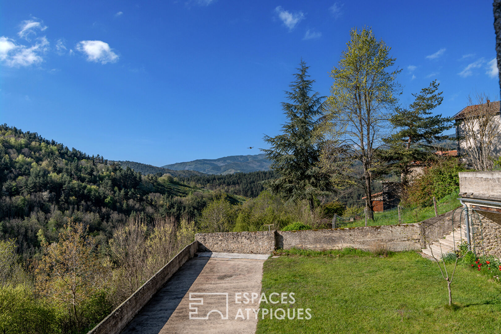 En Ardèche, école réhabilitée en maison de famille avec vue panoramique.