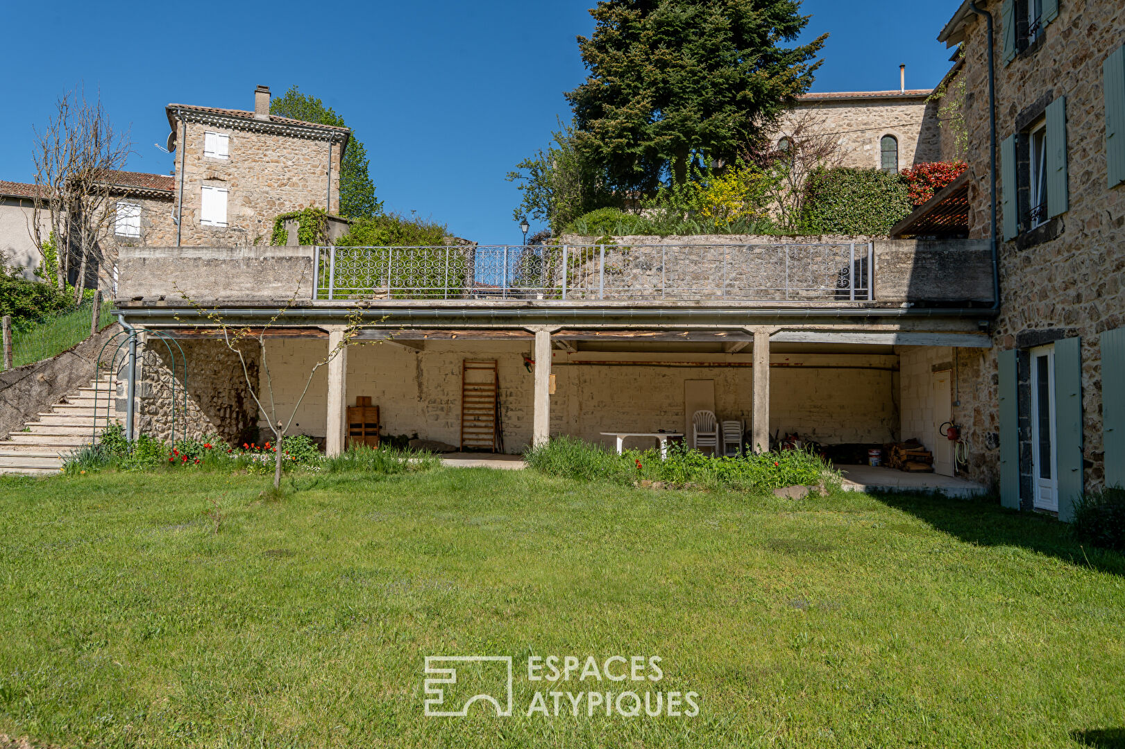 En Ardèche, école réhabilitée en maison de famille avec vue panoramique.