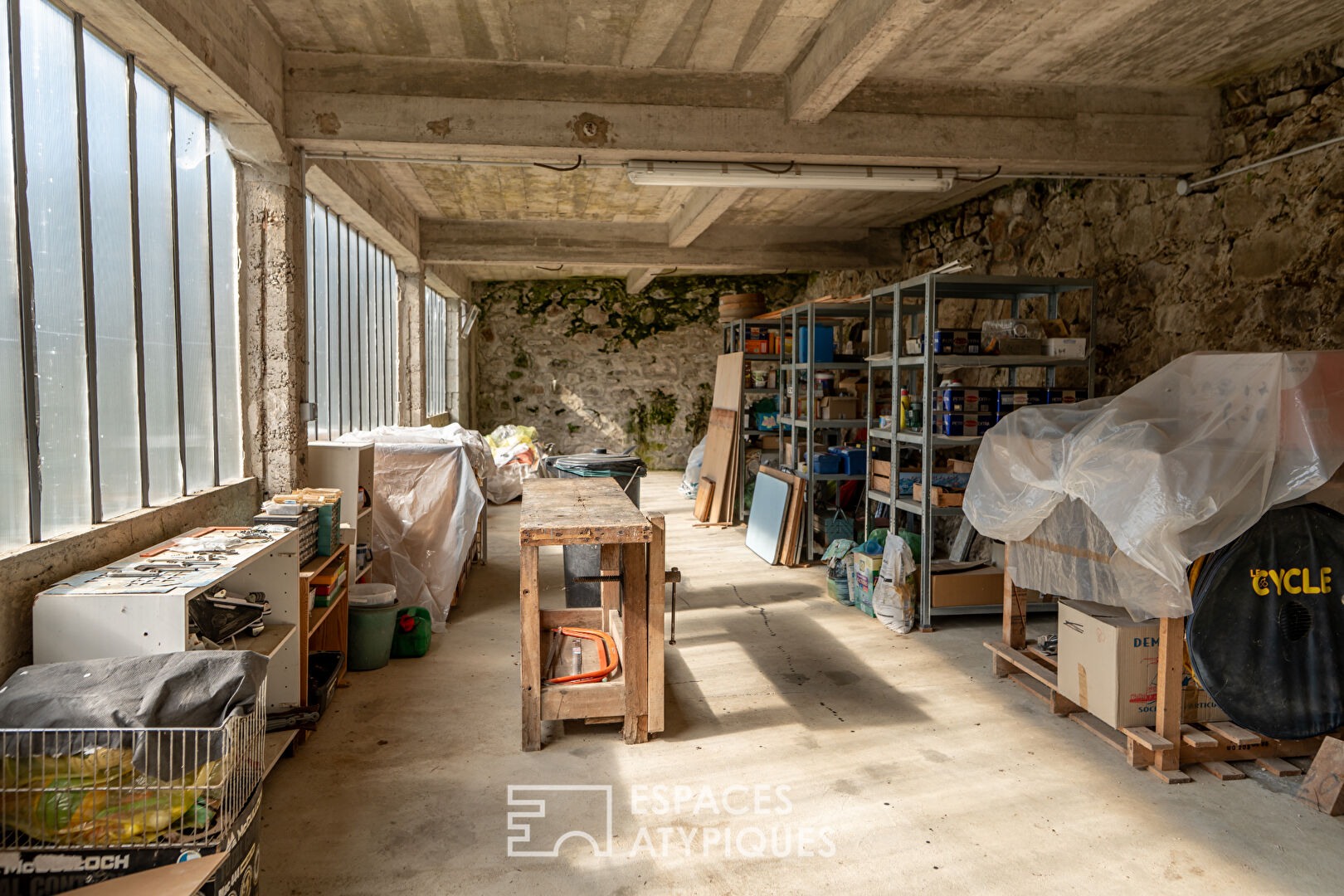 En Ardèche, école réhabilitée en maison de famille avec vue panoramique.