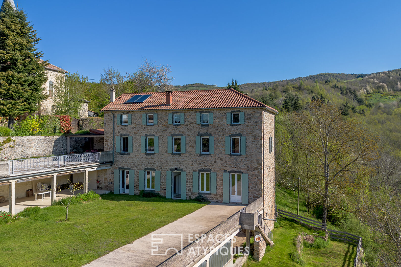En Ardèche, école réhabilitée en maison de famille avec vue panoramique.