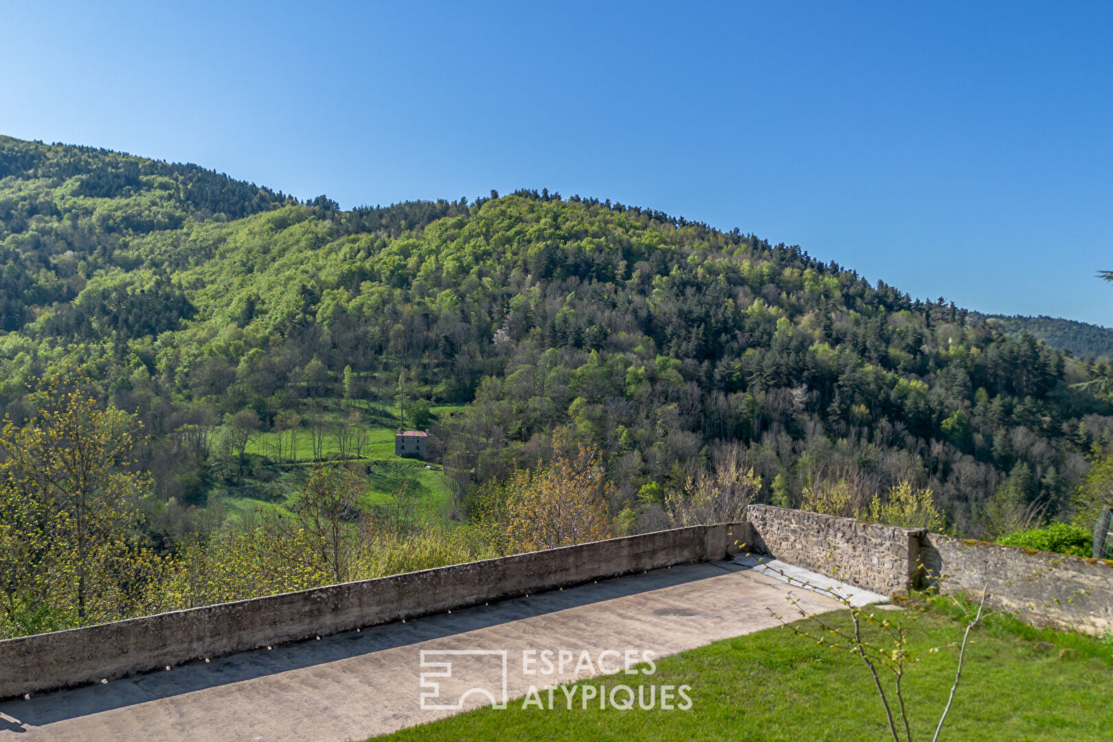 En Ardèche, école réhabilitée en maison de famille avec vue panoramique.