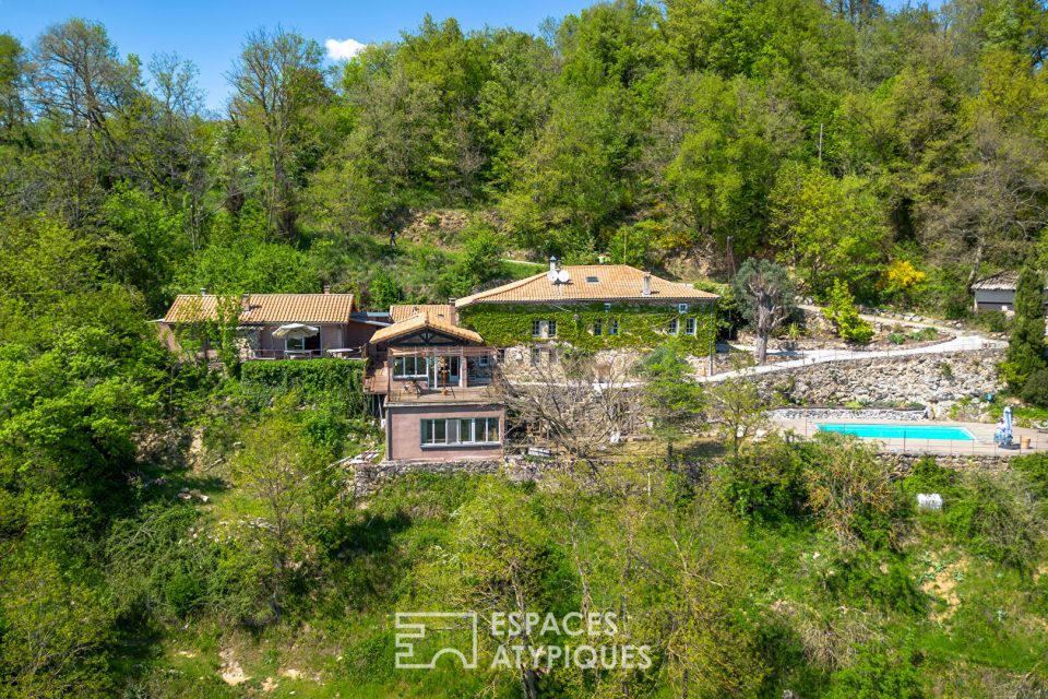 Mas rénové avec gîtes, yourtes et piscine avec une vue préservée en Ardèche Verte