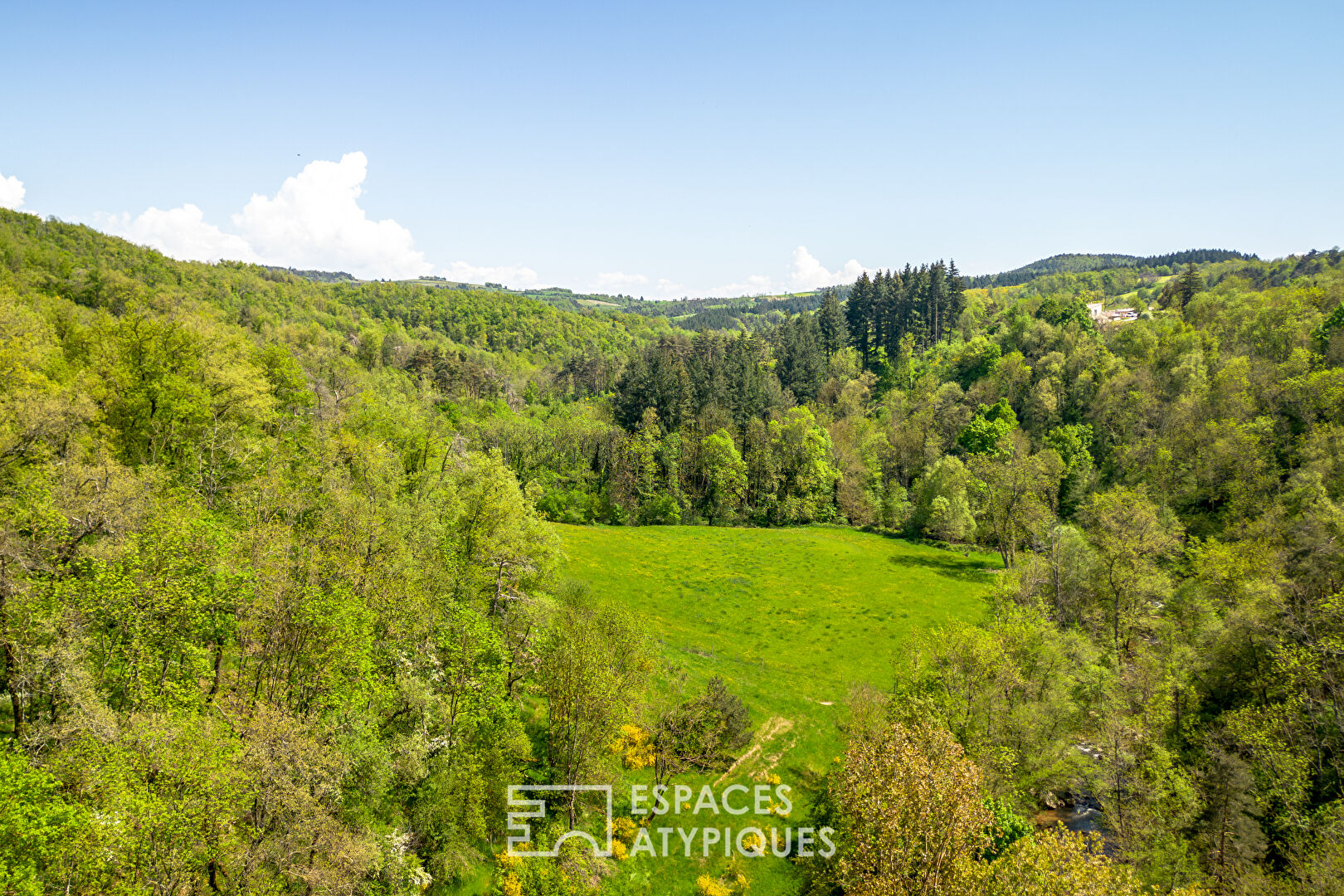 Mas rénové avec gîtes, yourtes et piscine avec une vue préservée en Ardèche Verte