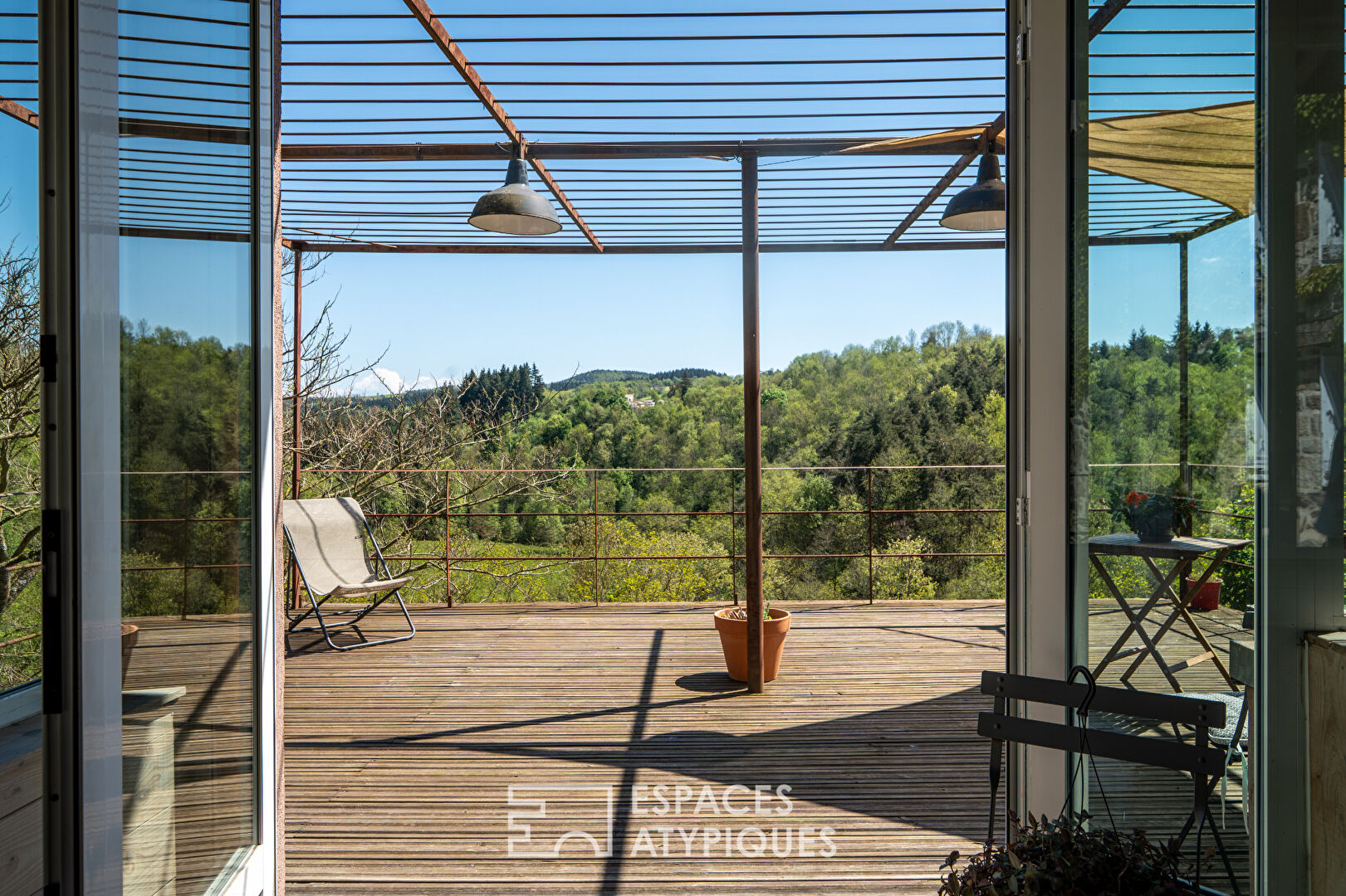 Mas rénové avec gîtes, yourtes et piscine avec une vue préservée en Ardèche Verte