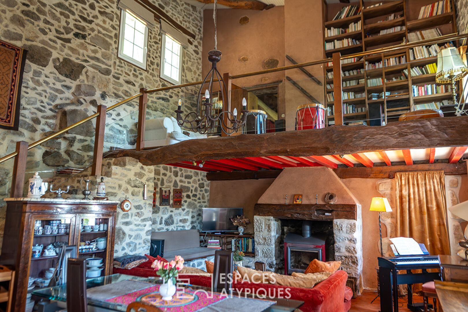 Mas rénové avec gîtes, yourtes et piscine avec une vue préservée en Ardèche Verte