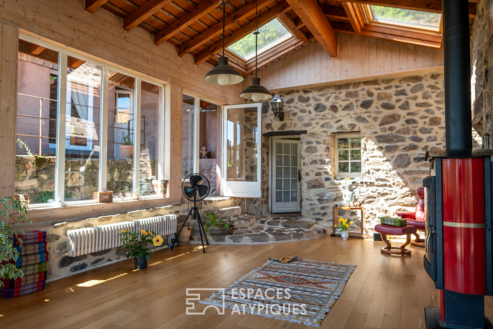 Mas rénové avec gîtes, yourtes et piscine avec une vue préservée en Ardèche Verte
