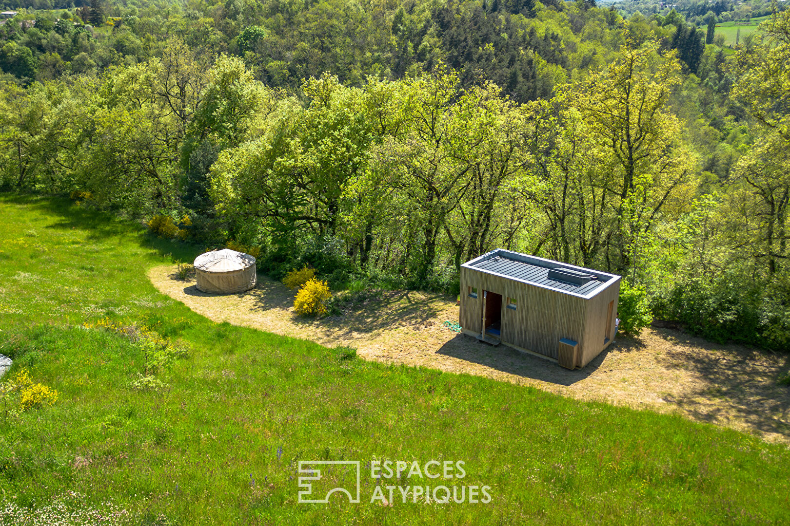 Mas rénové avec gîtes, yourtes et piscine avec une vue préservée en Ardèche Verte
