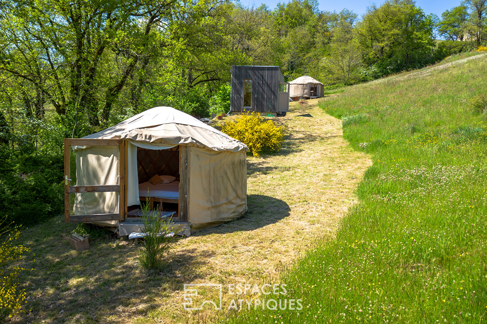 Mas rénové avec gîtes, yourtes et piscine avec une vue préservée en Ardèche Verte