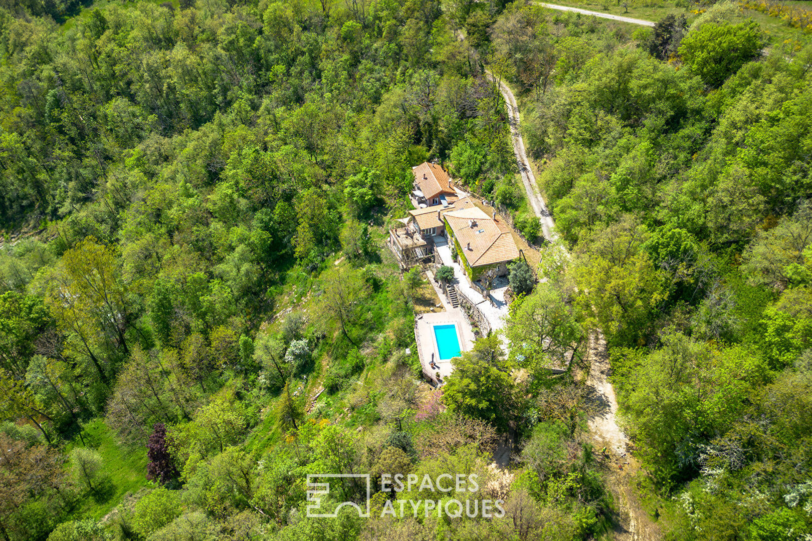 Mas rénové avec gîtes, yourtes et piscine avec une vue préservée en Ardèche Verte