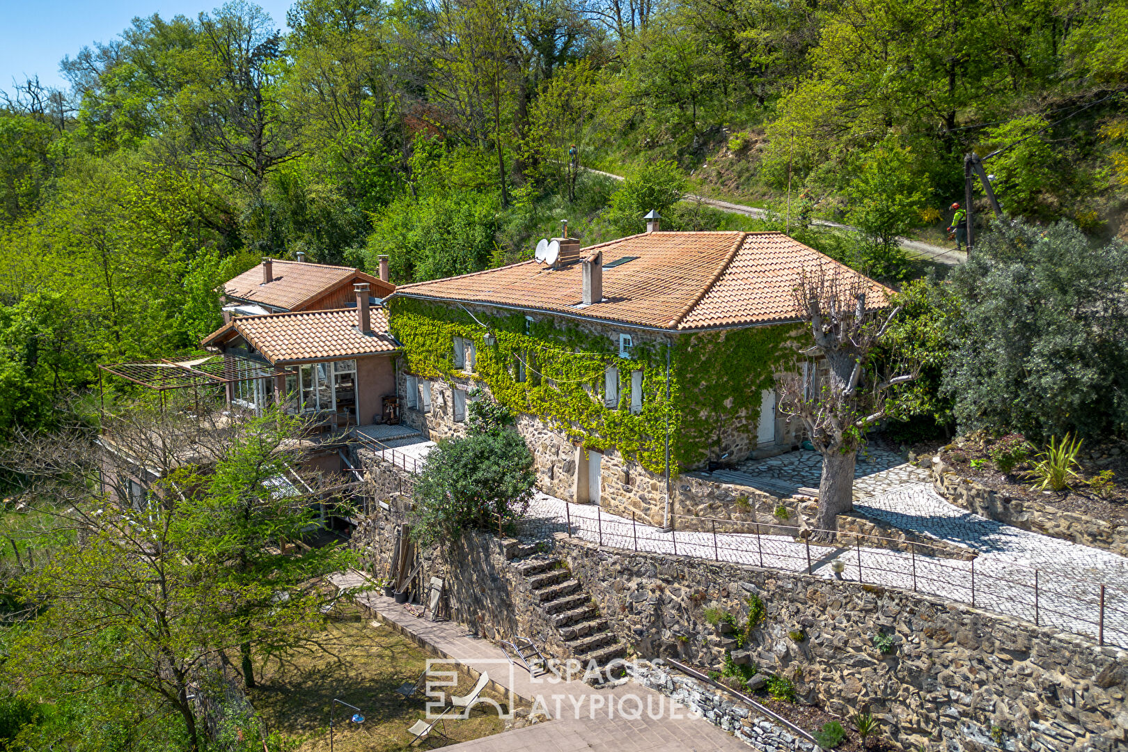 Mas rénové avec gîtes, yourtes et piscine avec une vue préservée en Ardèche Verte