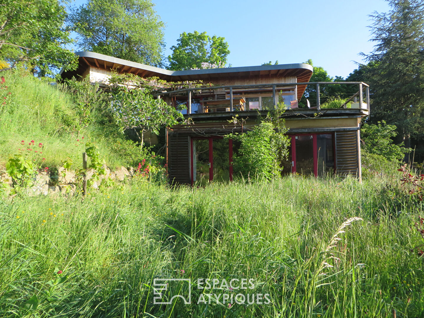 Maison bioclimatique avec toit végétalisé en Ardèche sauvage