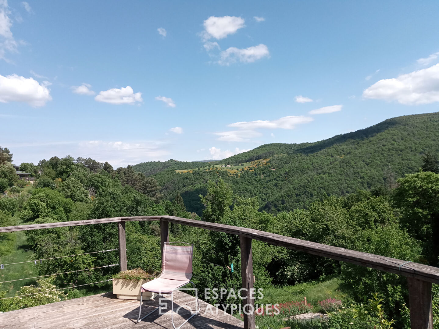Maison bioclimatique avec toit végétalisé en Ardèche sauvage