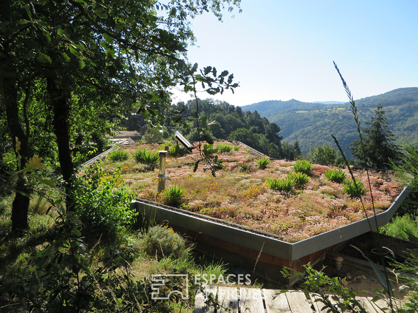 Maison bioclimatique avec toit végétalisé en Ardèche sauvage