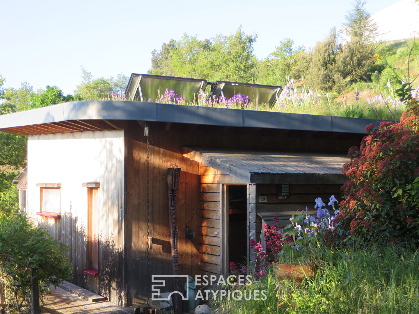 Maison bioclimatique avec toit végétalisé en Ardèche sauvage