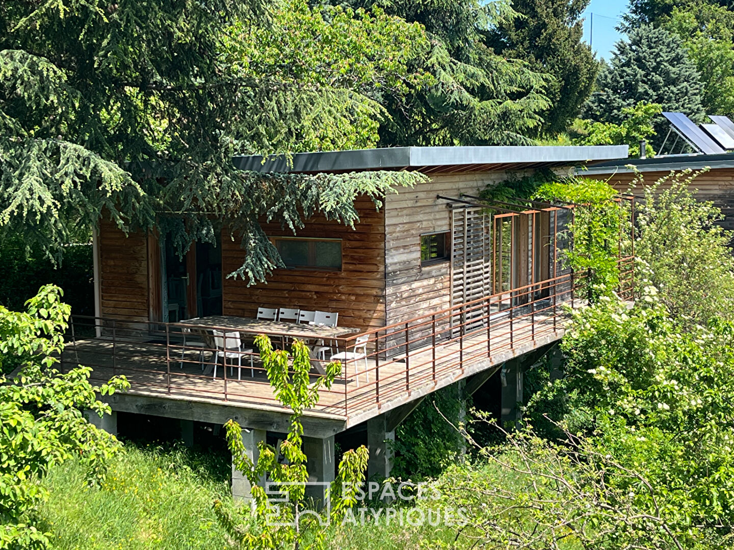 Maison bioclimatique avec toit végétalisé en Ardèche sauvage