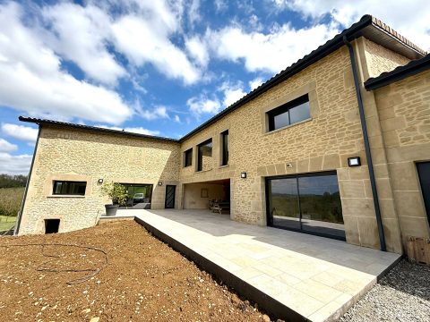 Bâtisse en pierre rénovée avec vue et 13 ha de nature préservée