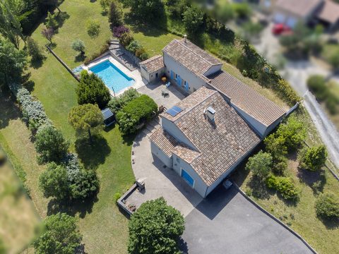 Bâtisse rénovée avec piscine et terrain à bâtir en campagne ardéchoise