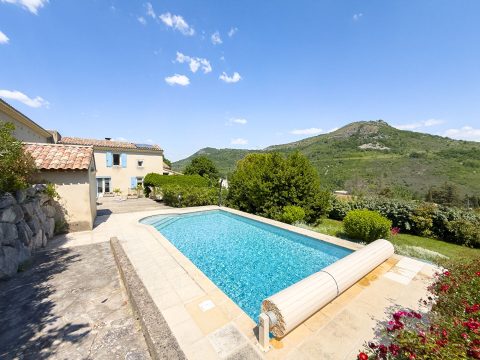 Bâtisse rénovée avec piscine et terrain à bâtir en campagne ardéchoise