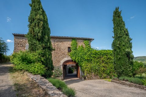 Mas de caractère rénové du 19ème siècle avec jardin, piscine et cour intérieure