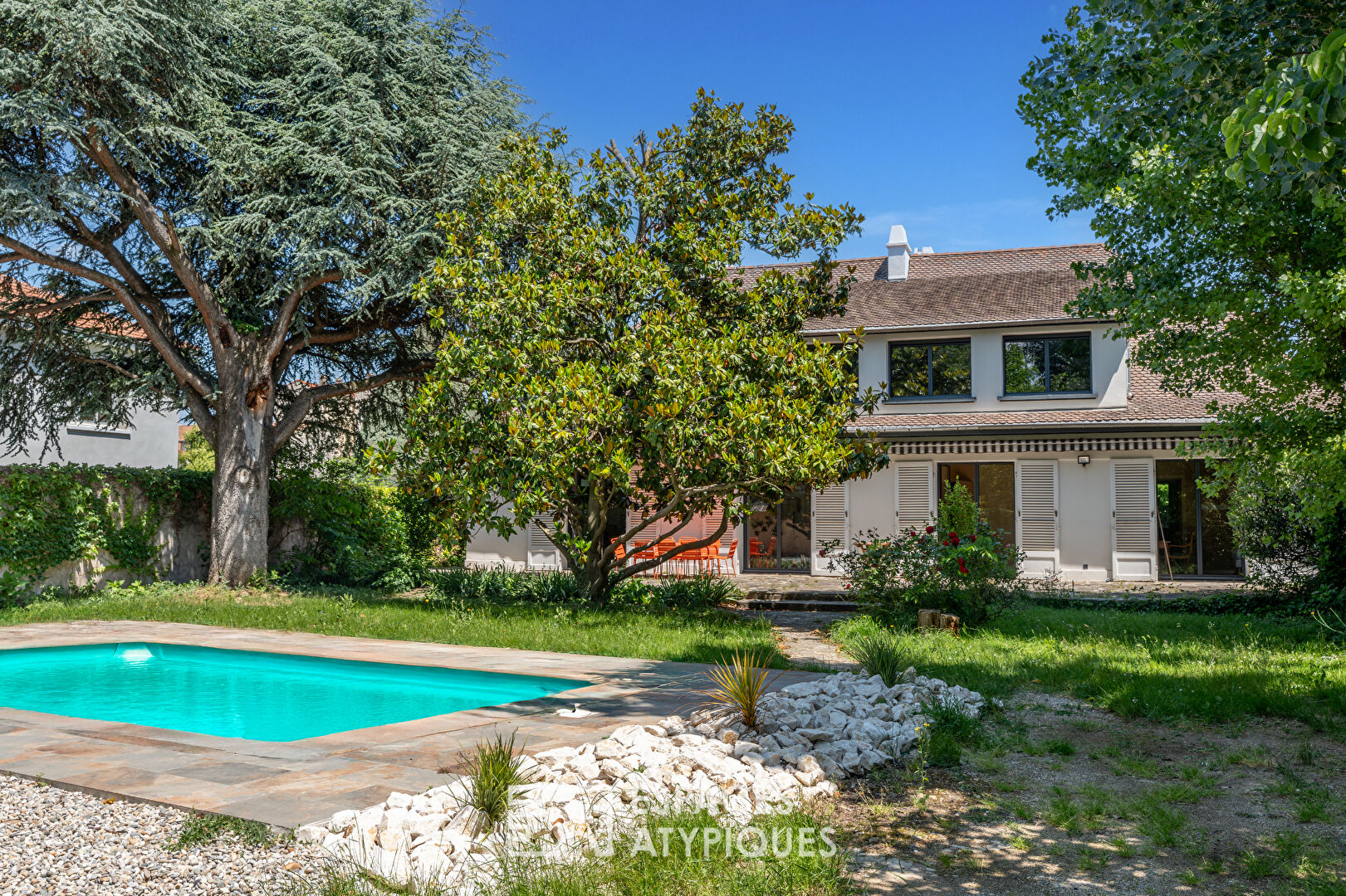 Renovated 1970s architect-designed house with swimming pool in a sought-after area of Valence