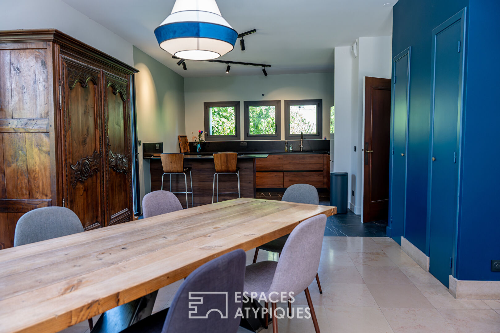 Renovated 1970s architect-designed house with swimming pool in a sought-after area of Valence