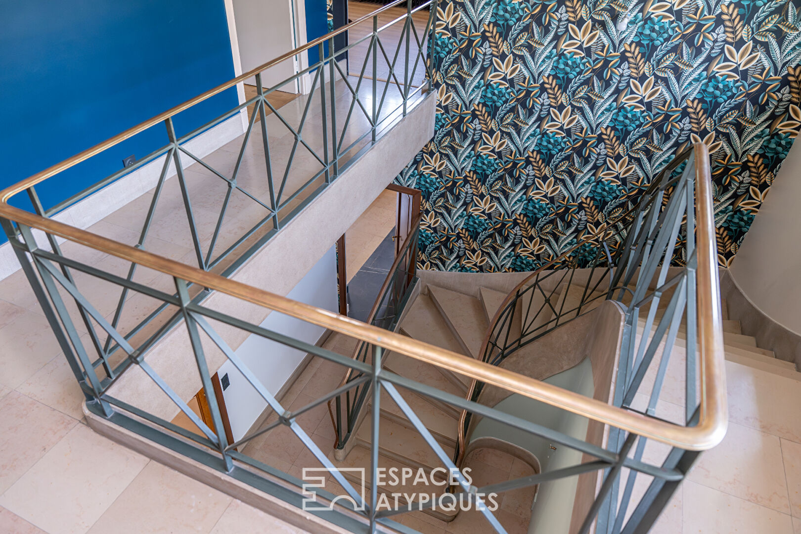 Renovated 1970s architect-designed house with swimming pool in a sought-after area of Valence