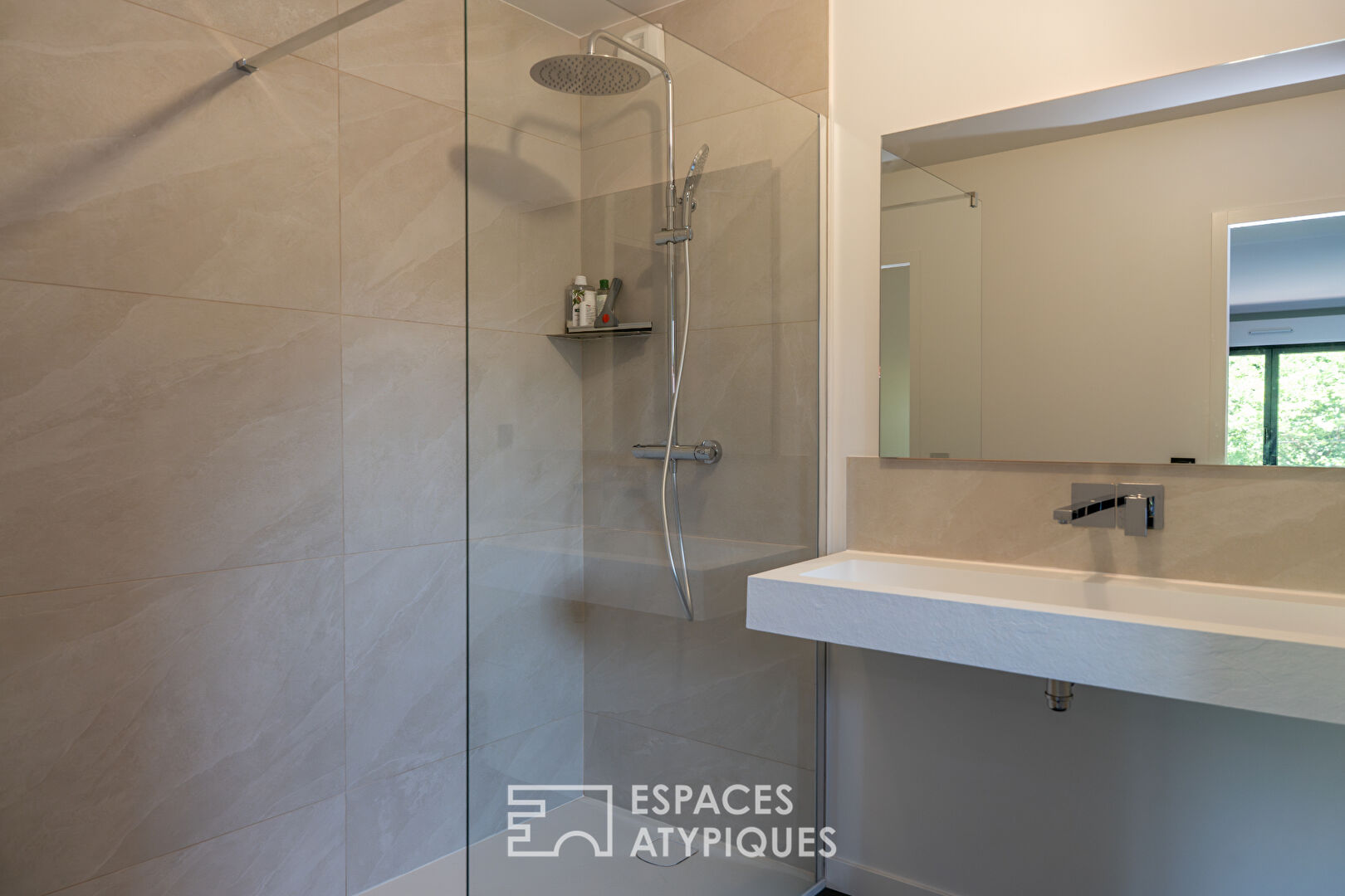 Renovated 1970s architect-designed house with swimming pool in a sought-after area of Valence