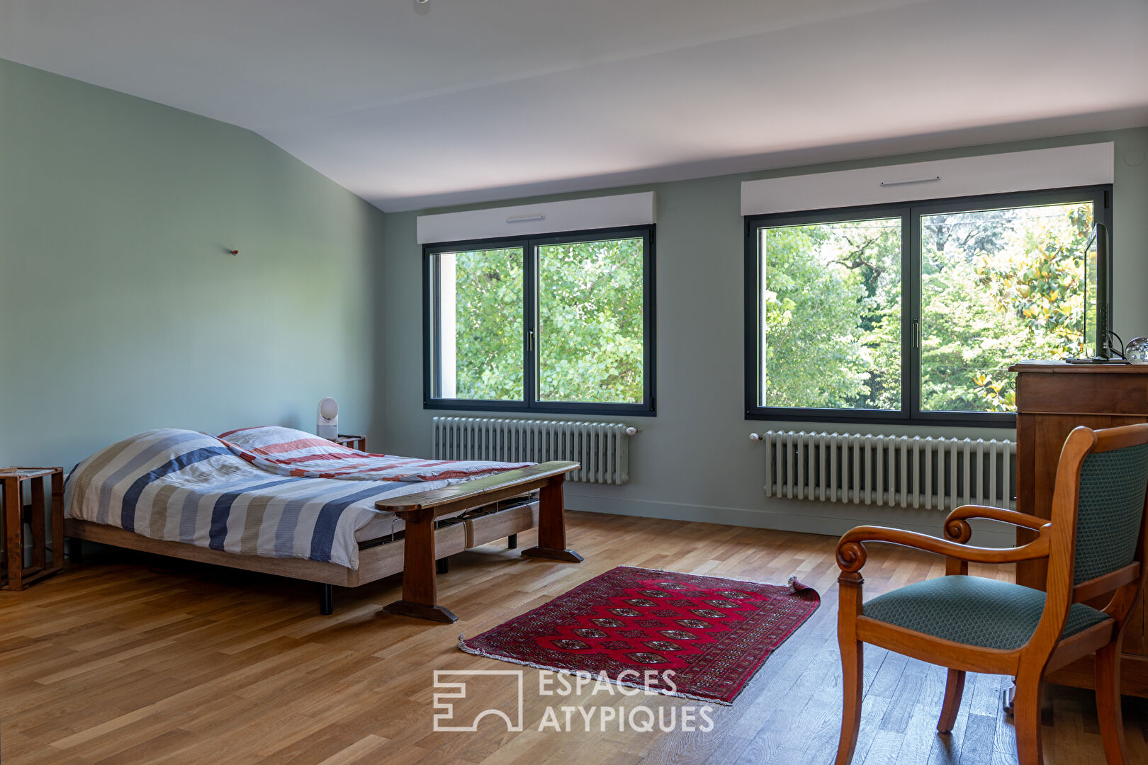 Renovated 1970s architect-designed house with swimming pool in a sought-after area of Valence