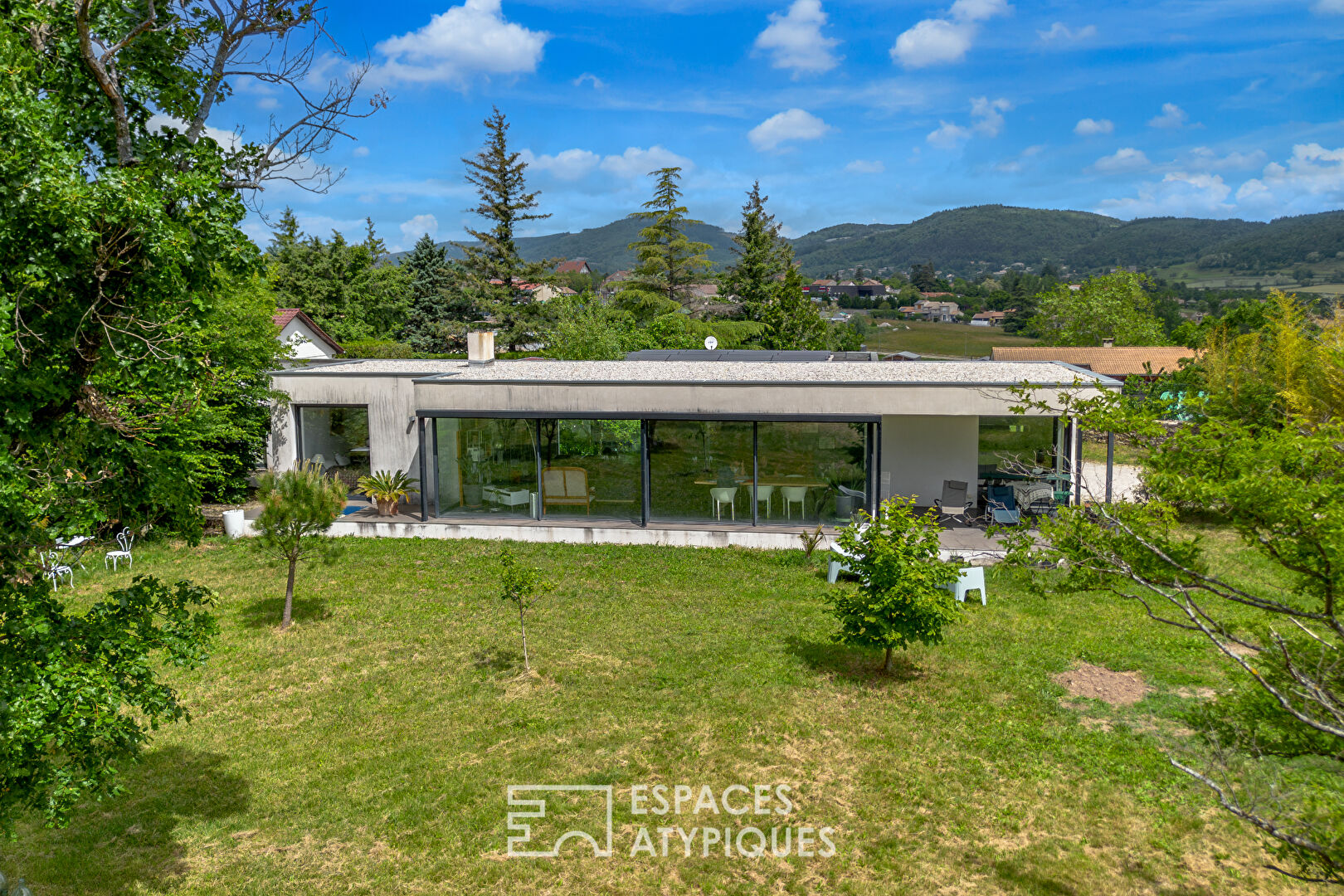 Maison d’architecte baignée de lumière dans son parc arboré