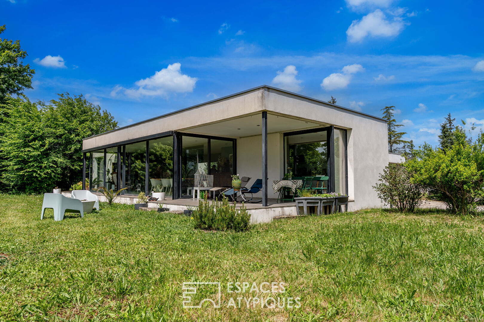 Maison d’architecte baignée de lumière dans son parc arboré