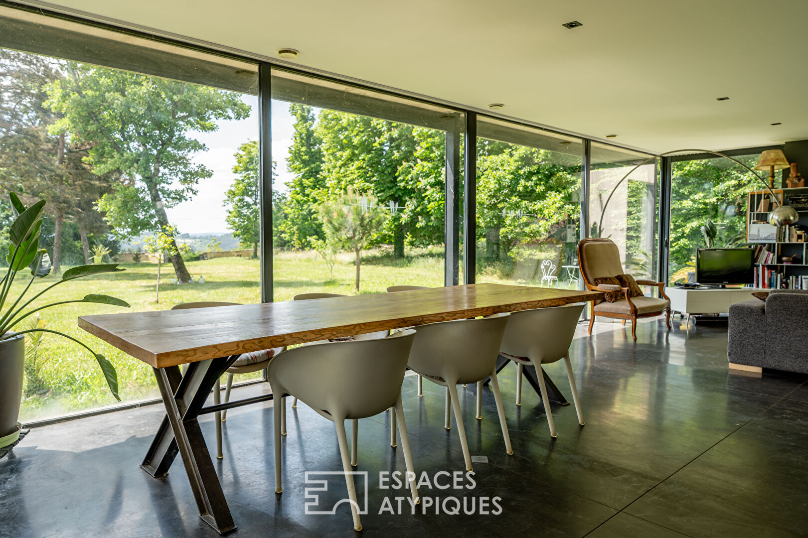Maison d’architecte baignée de lumière dans son parc arboré