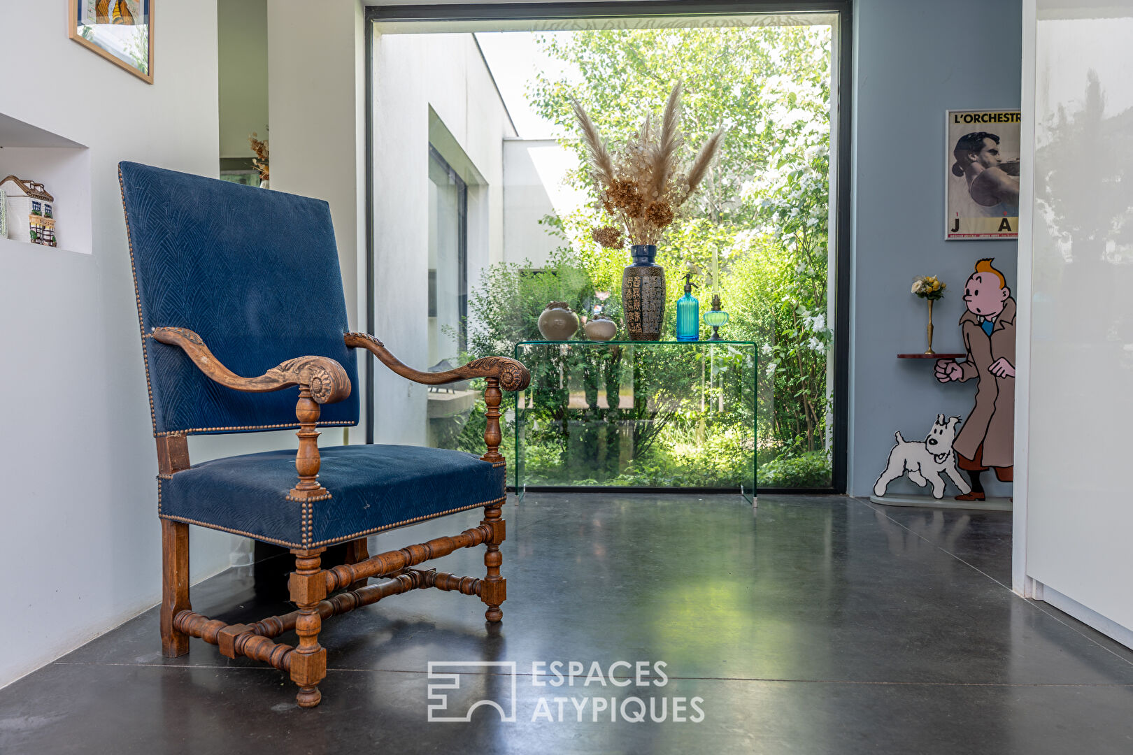 Maison d’architecte baignée de lumière dans son parc arboré