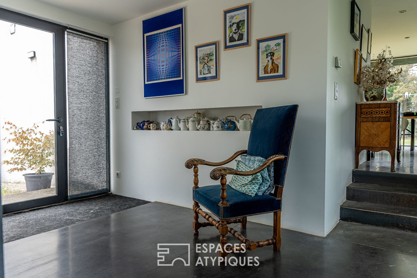 Maison d’architecte baignée de lumière dans son parc arboré