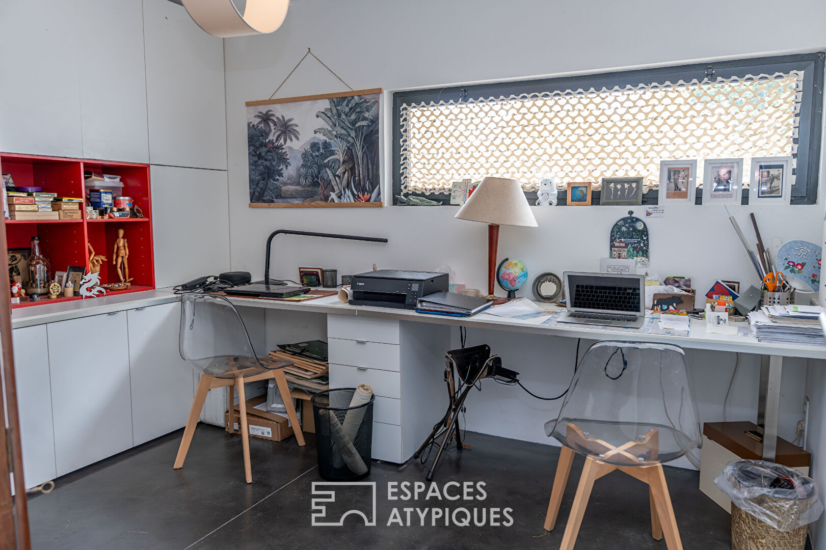 Maison d’architecte baignée de lumière dans son parc arboré