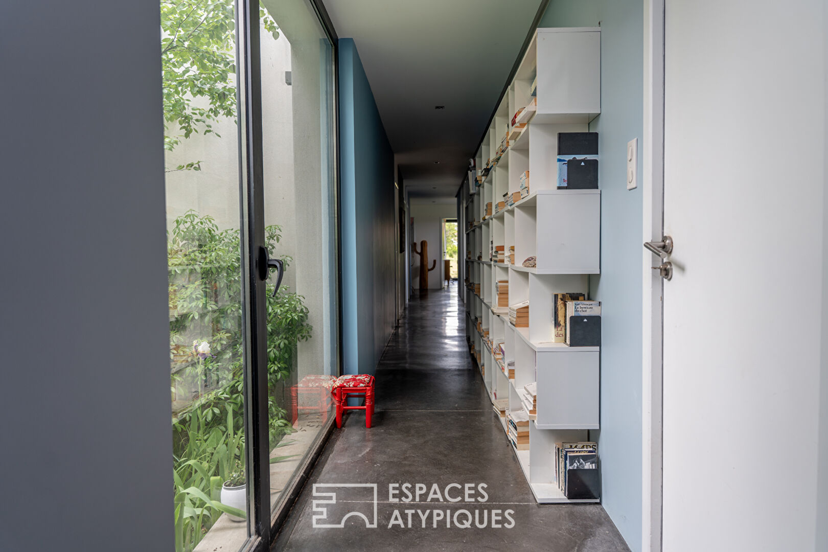 Maison d’architecte baignée de lumière dans son parc arboré
