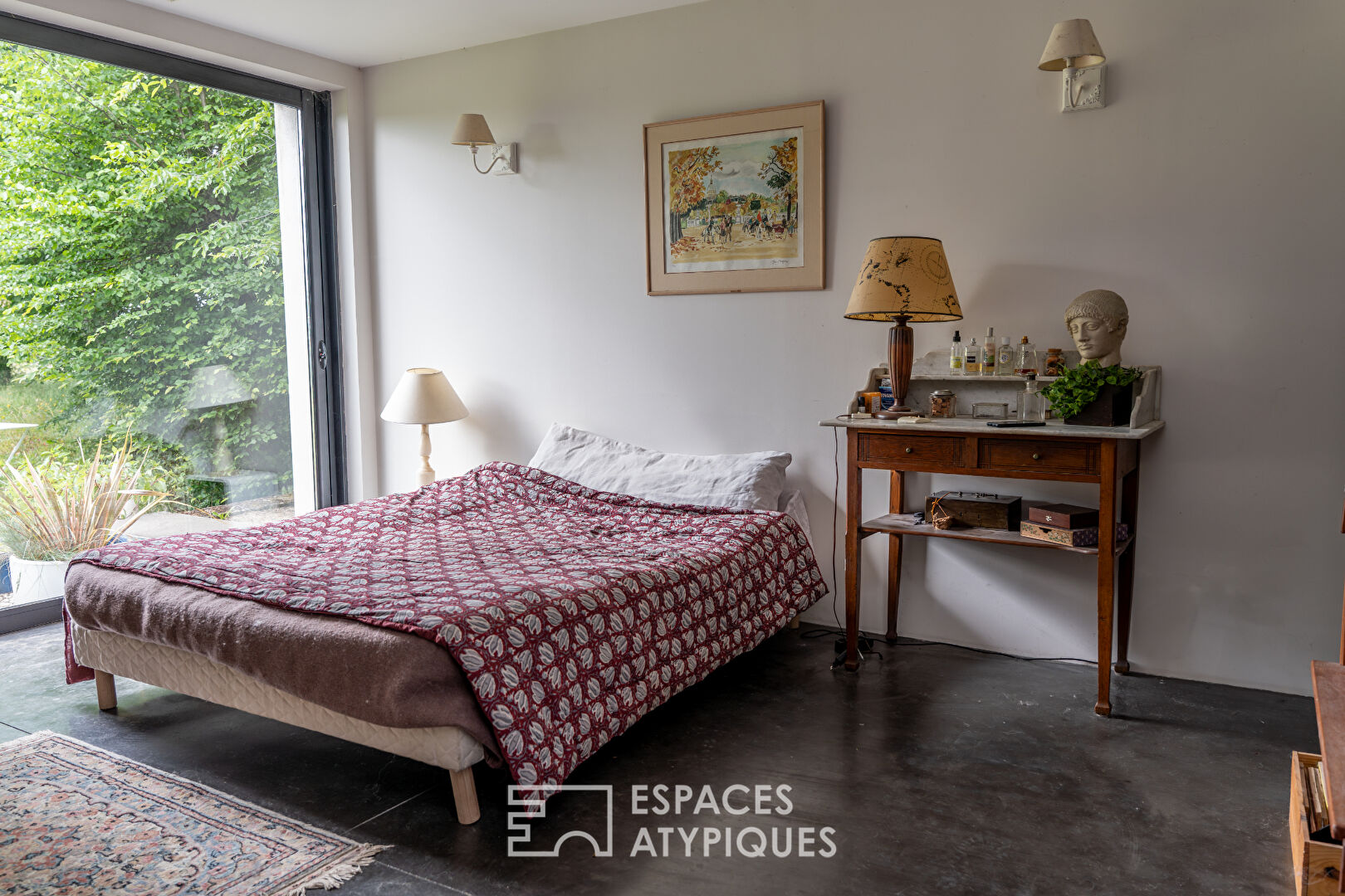 Maison d’architecte baignée de lumière dans son parc arboré