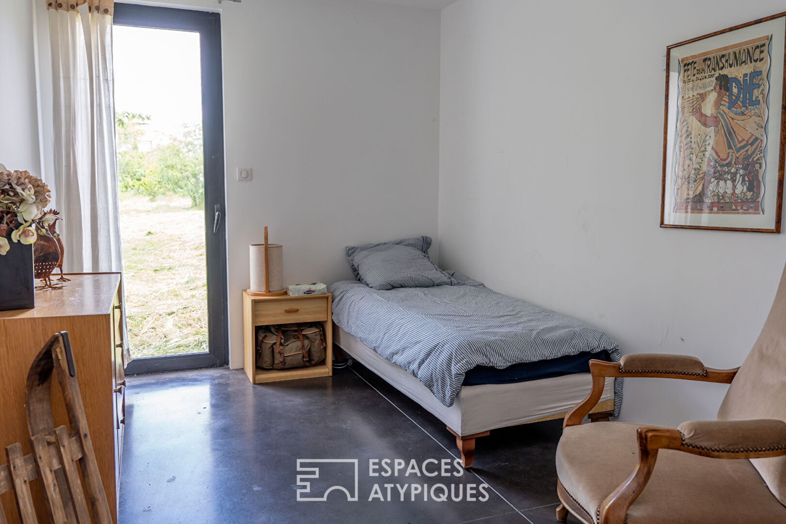 Maison d’architecte baignée de lumière dans son parc arboré