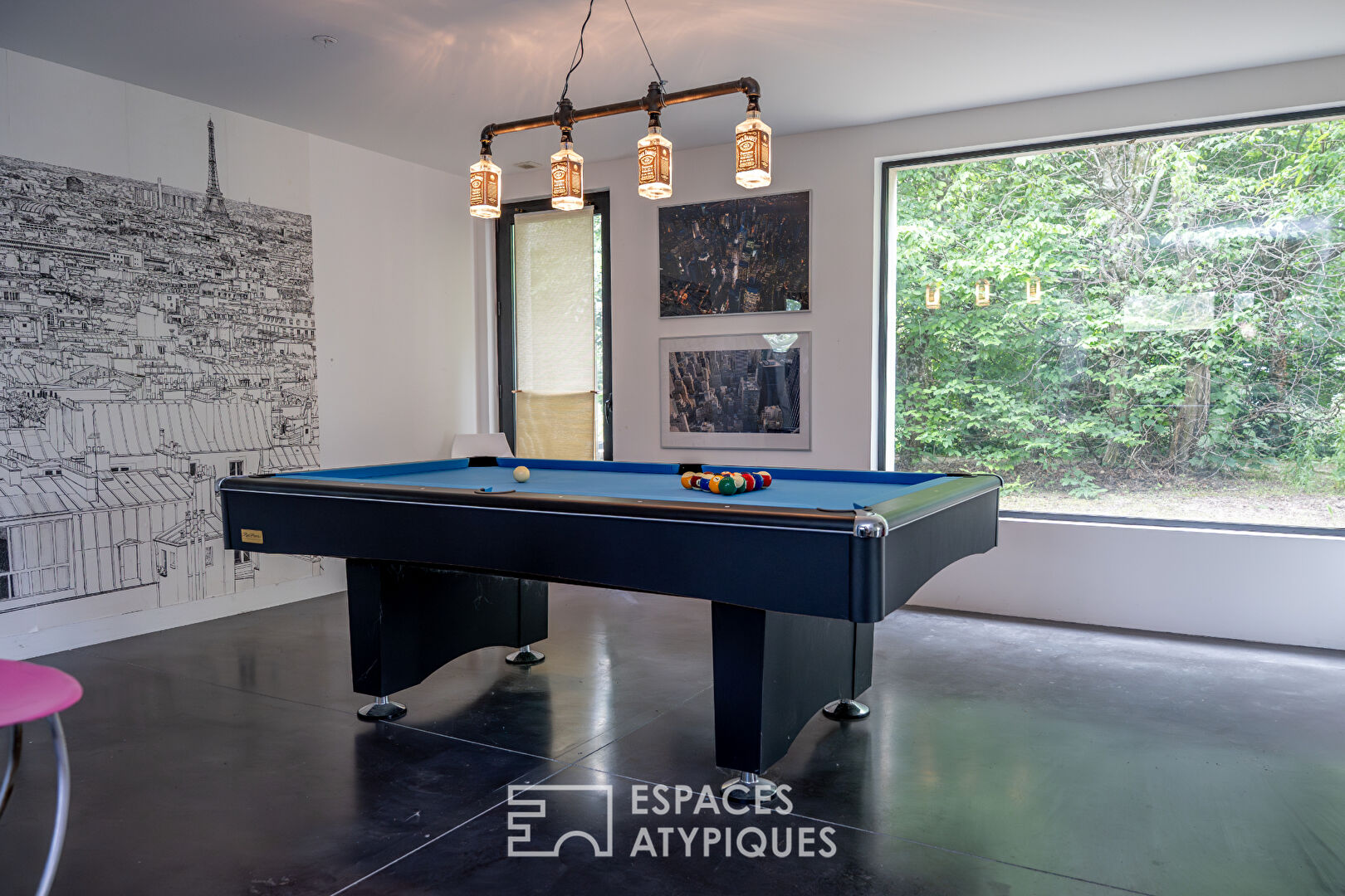 Maison d’architecte baignée de lumière dans son parc arboré