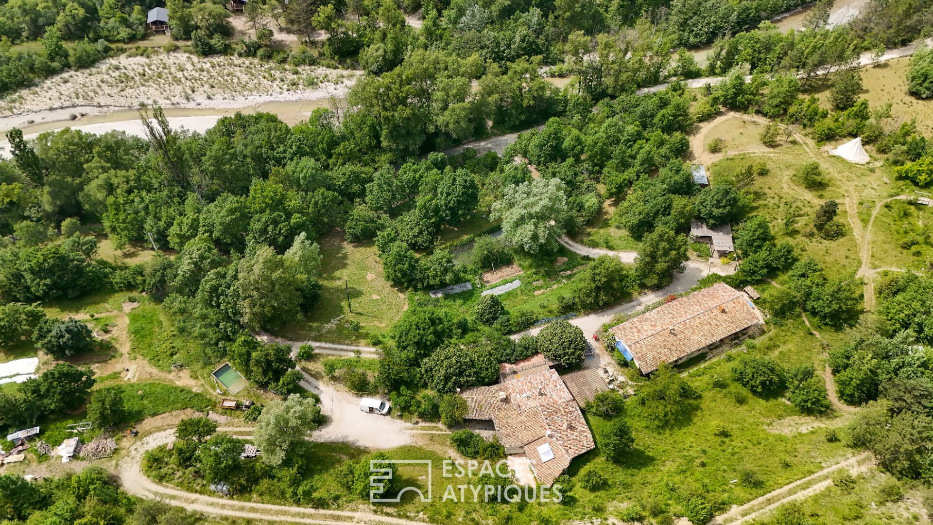 Propriété rare et pleine de charme au coeur de la Drôme provençale