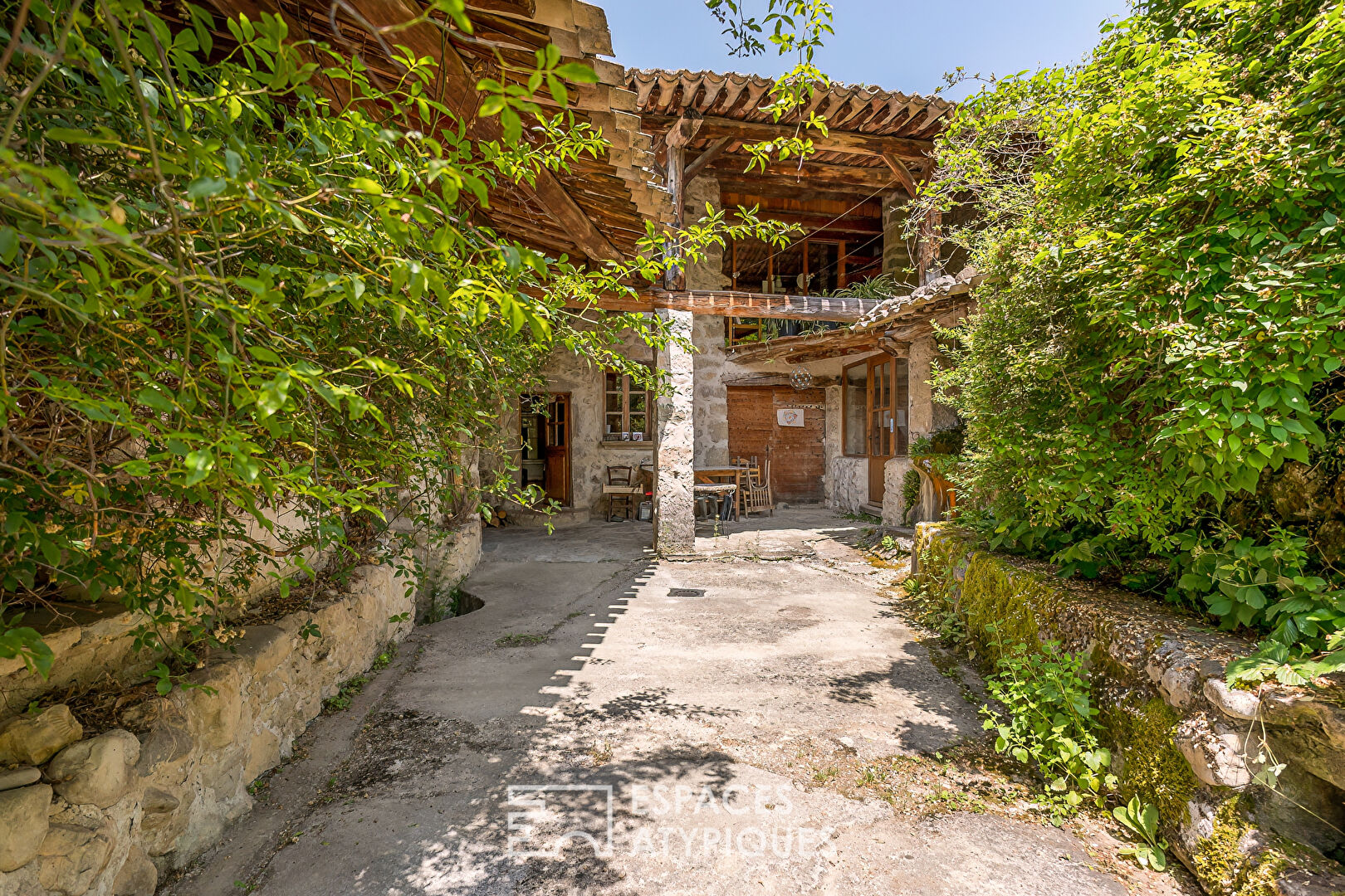 Propriété rare et pleine de charme au coeur de la Drôme provençale
