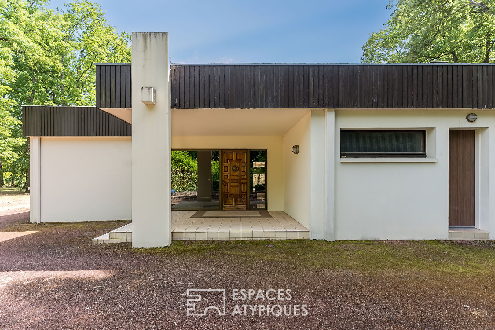 Modernist villa and swimming pool in a wooded setting – Montélier countryside