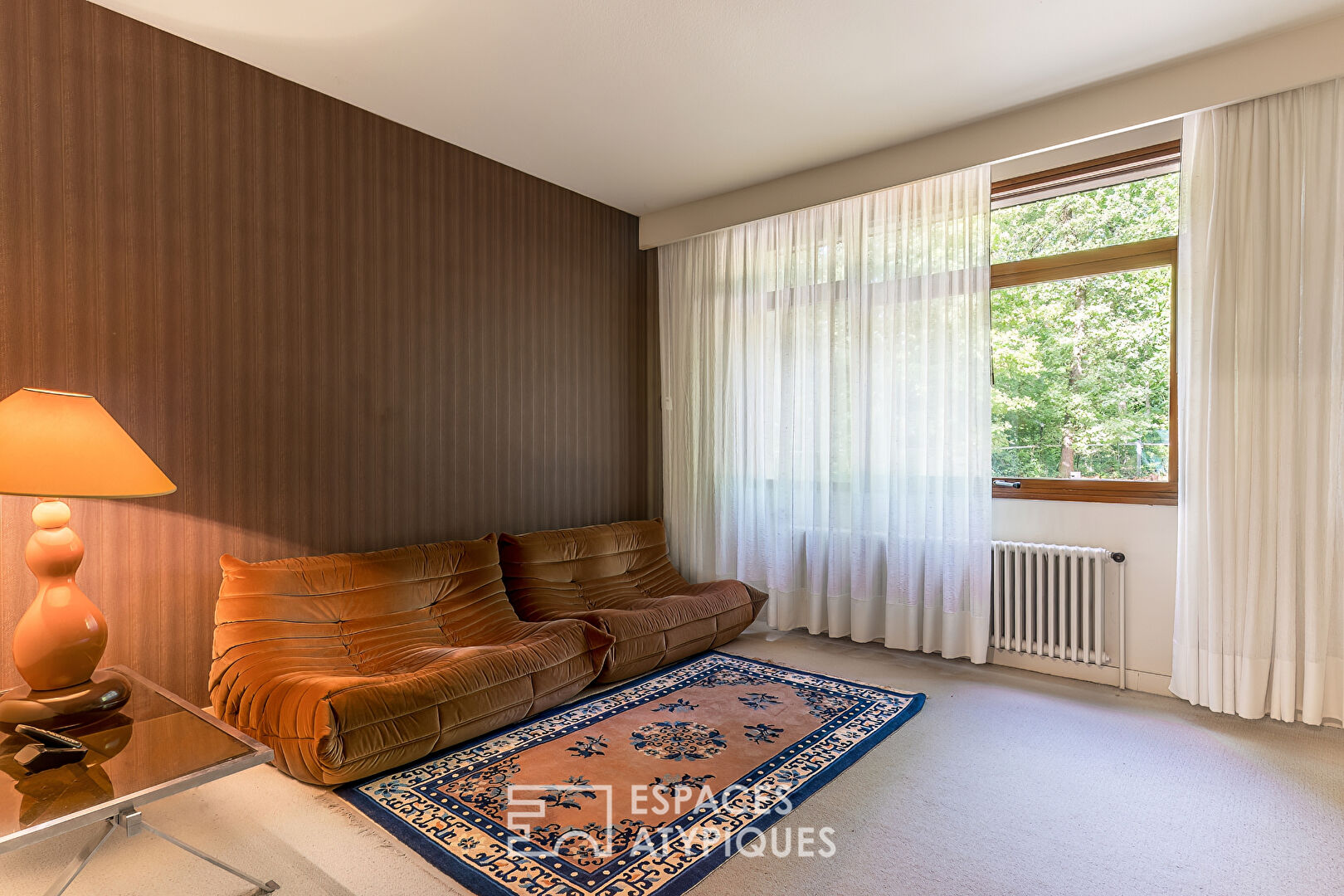 Modernist villa and swimming pool in a wooded setting – Montélier countryside