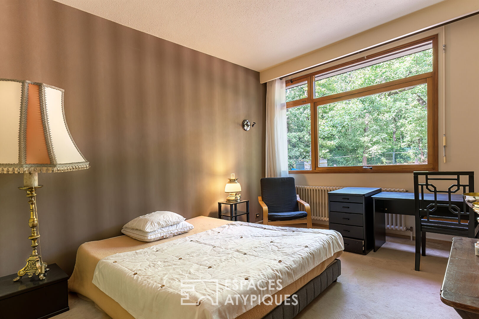 Modernist villa and swimming pool in a wooded setting – Montélier countryside